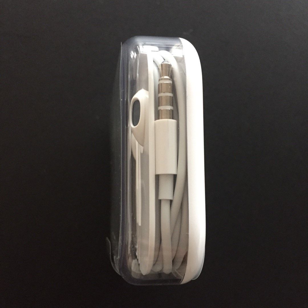 Apple earphones • Tise