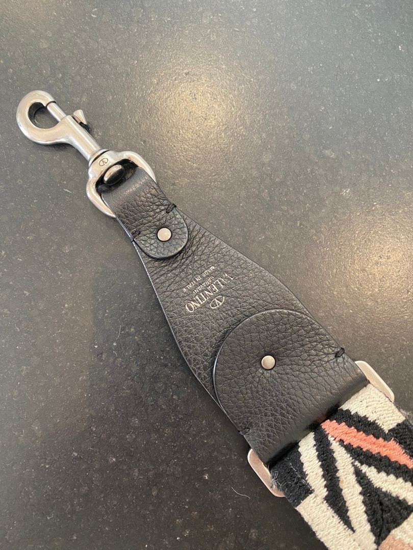 Valentino strap. • Tise