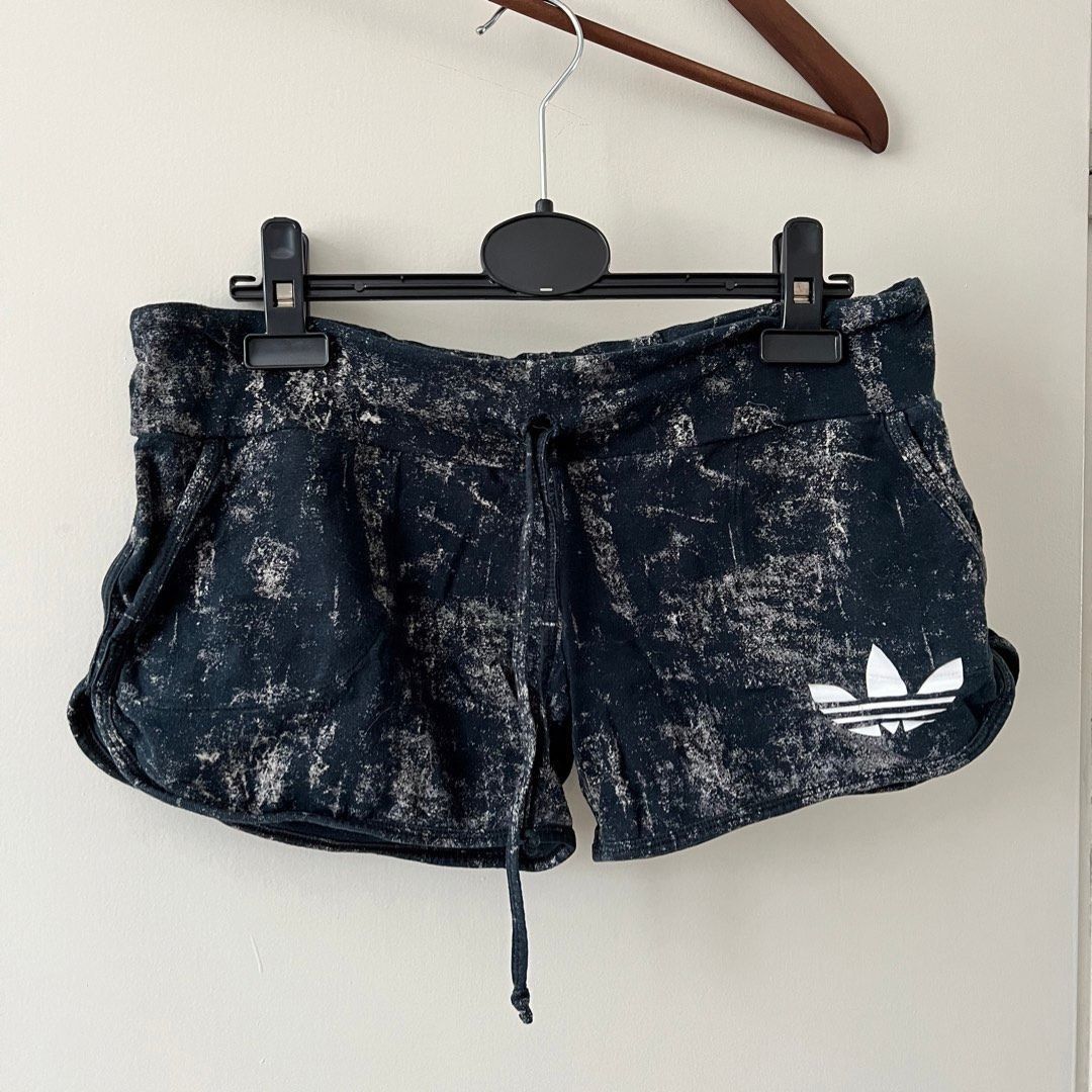 Adidas shortsit Tise