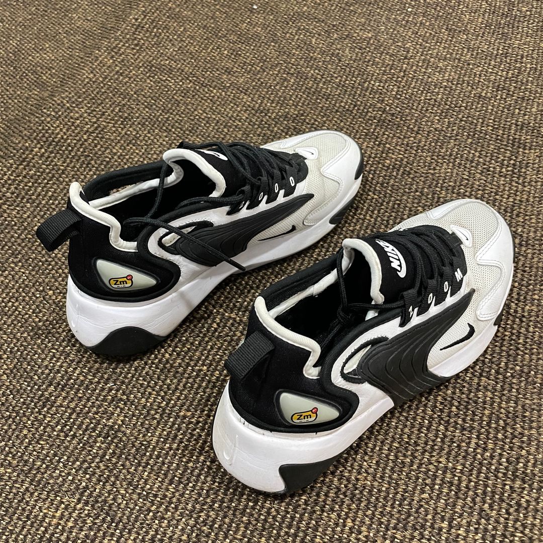 nike zoom 2000 black and white