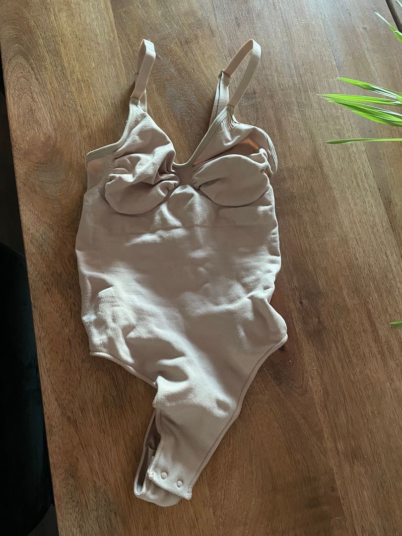 Skims shapewear • Tise