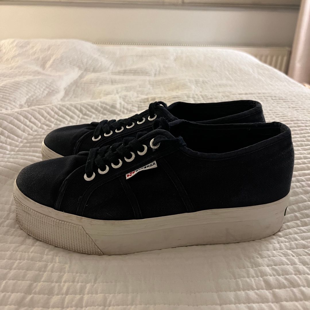 Superga hotsell svart velour