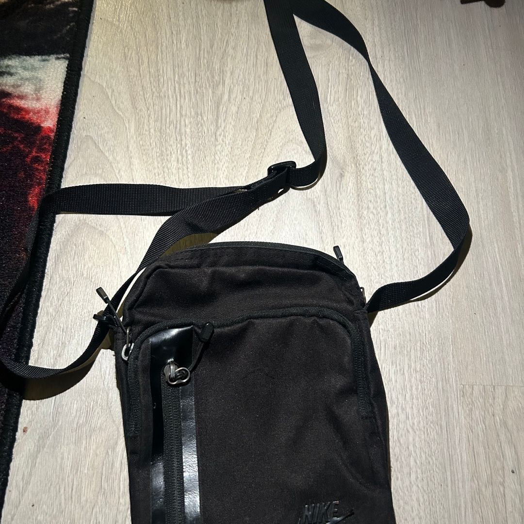 Nike core hotsell 3.0 sling bag