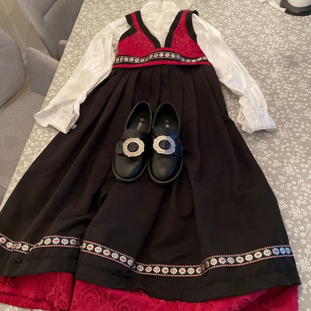 Festdrakt str 122 • Tise